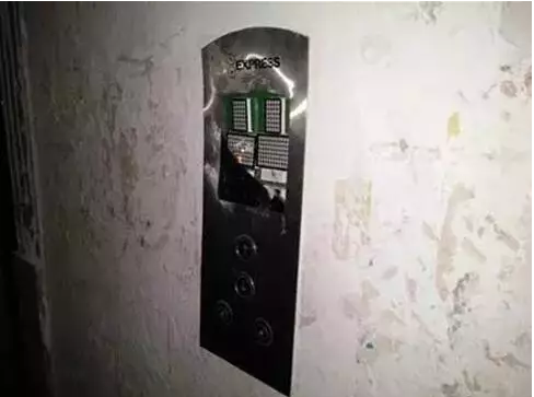 怒砸电梯