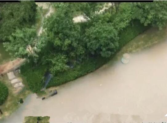 小区排水故障 电梯变成“水帘洞”
