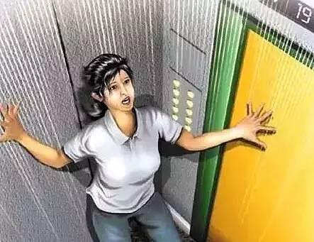 女大学生返校被困被困电梯 民警电话安抚直至脱困