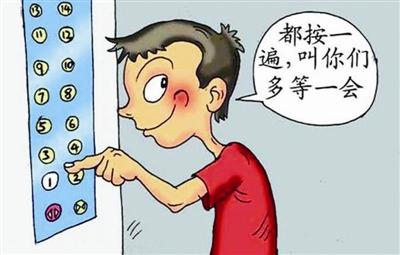 小孩玩电梯如玩命