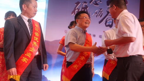 怡达快速电梯董事长沈方根获奖