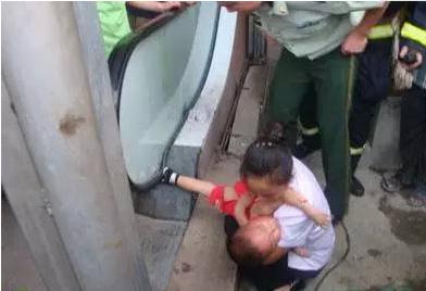 电梯摔孩子悲剧