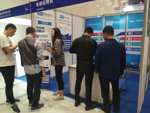 2019中国(武汉)电梯展览会前来咨询交流的人群